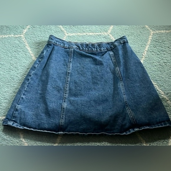 Women's UO BDG- Denim Button up Skirt w
Pockets- Size M - Picture 2 of 4